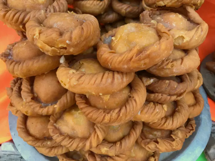 A stack of launglata sweets, each sealed with a clove
