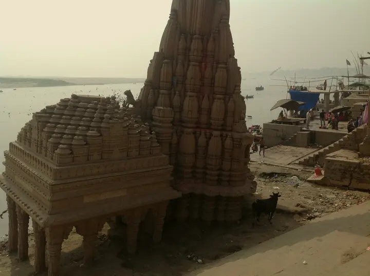 The leaning Ratneshwar Mahadev temple beside Manikarnika, seen from the river