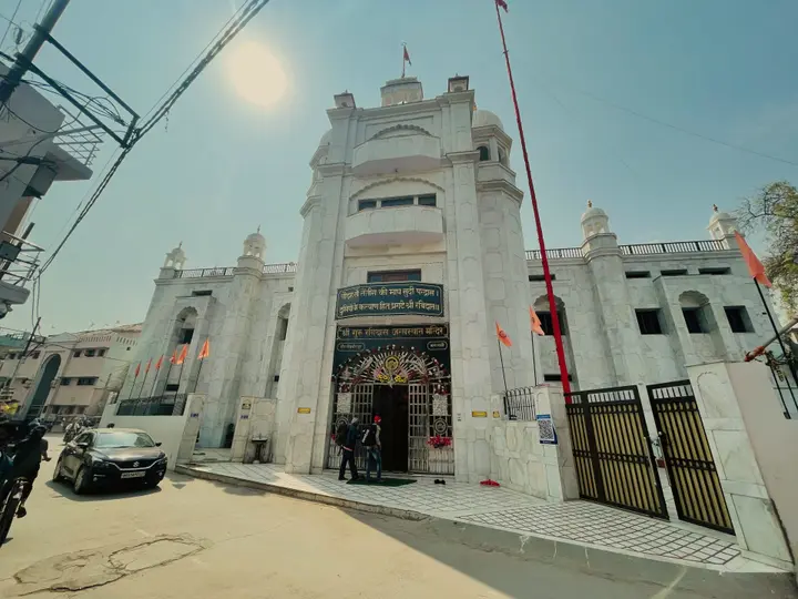 White façade of the Guru Ravidas temple at Seer Goverdhanpur